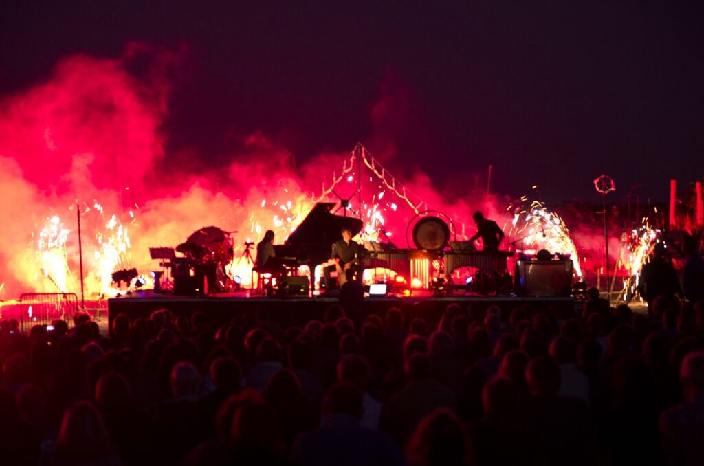 Concert d'ouverture Cap Ferret Music Festival 2013 avec Biogrrove duo et Pyrotechnie synchronisée. 